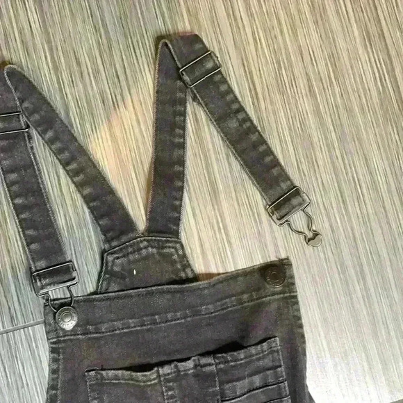 Almost Famous Juniors Black Square Neck Distressed Skinny Denim Overalls Size 7 - Picture 6 of 12